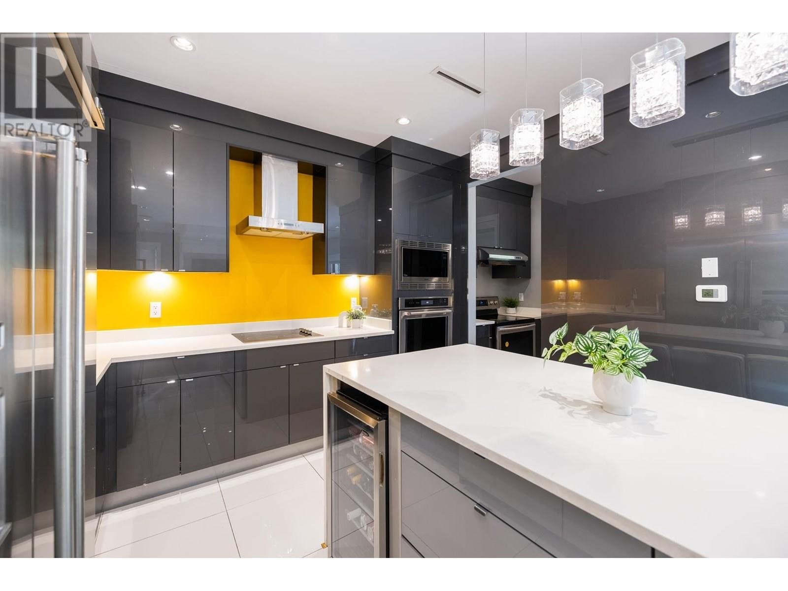 












2553 WESTERN AVENUE

,
North Vancouver,




British Columbia
V7N3L2

