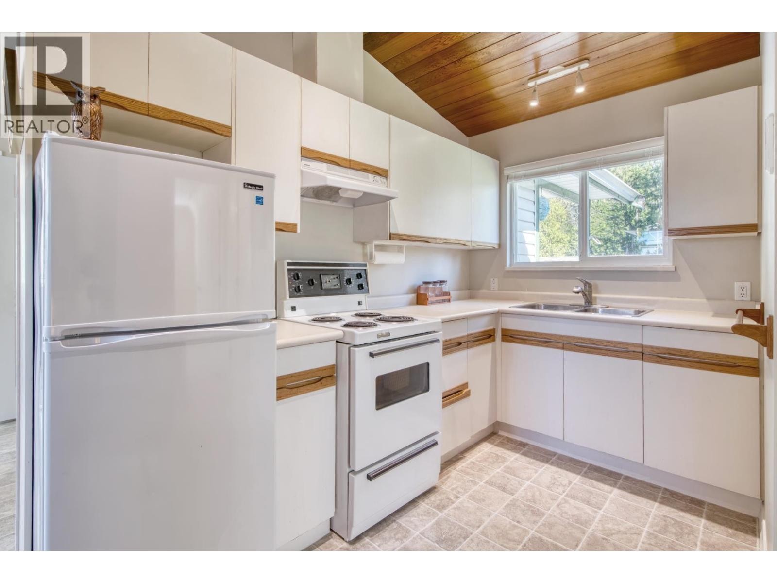 












13282 KEELSON ROAD

,
Garden Bay,




British Columbia
V0N1S1

