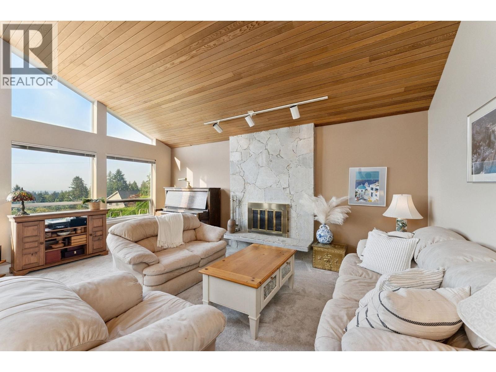 












1084 CHAMBERLAIN DRIVE

,
North Vancouver,




British Columbia
V7K1N9

