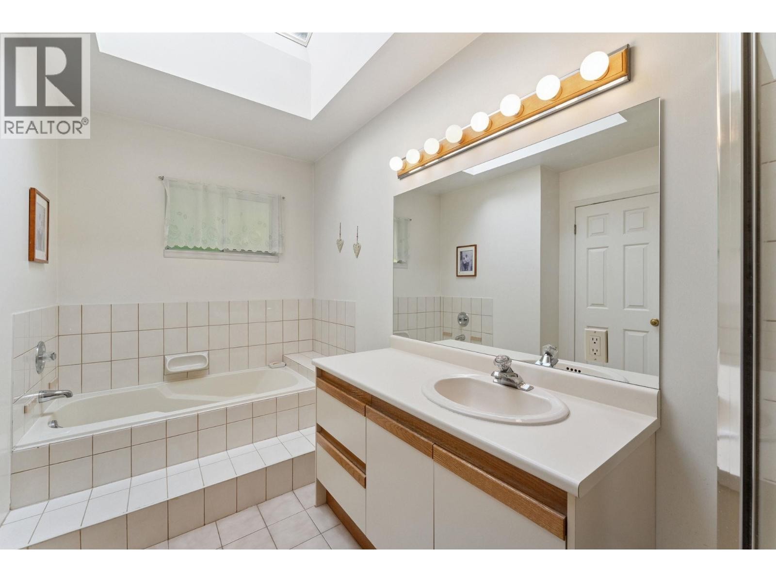 












1084 CHAMBERLAIN DRIVE

,
North Vancouver,




British Columbia
V7K1N9

