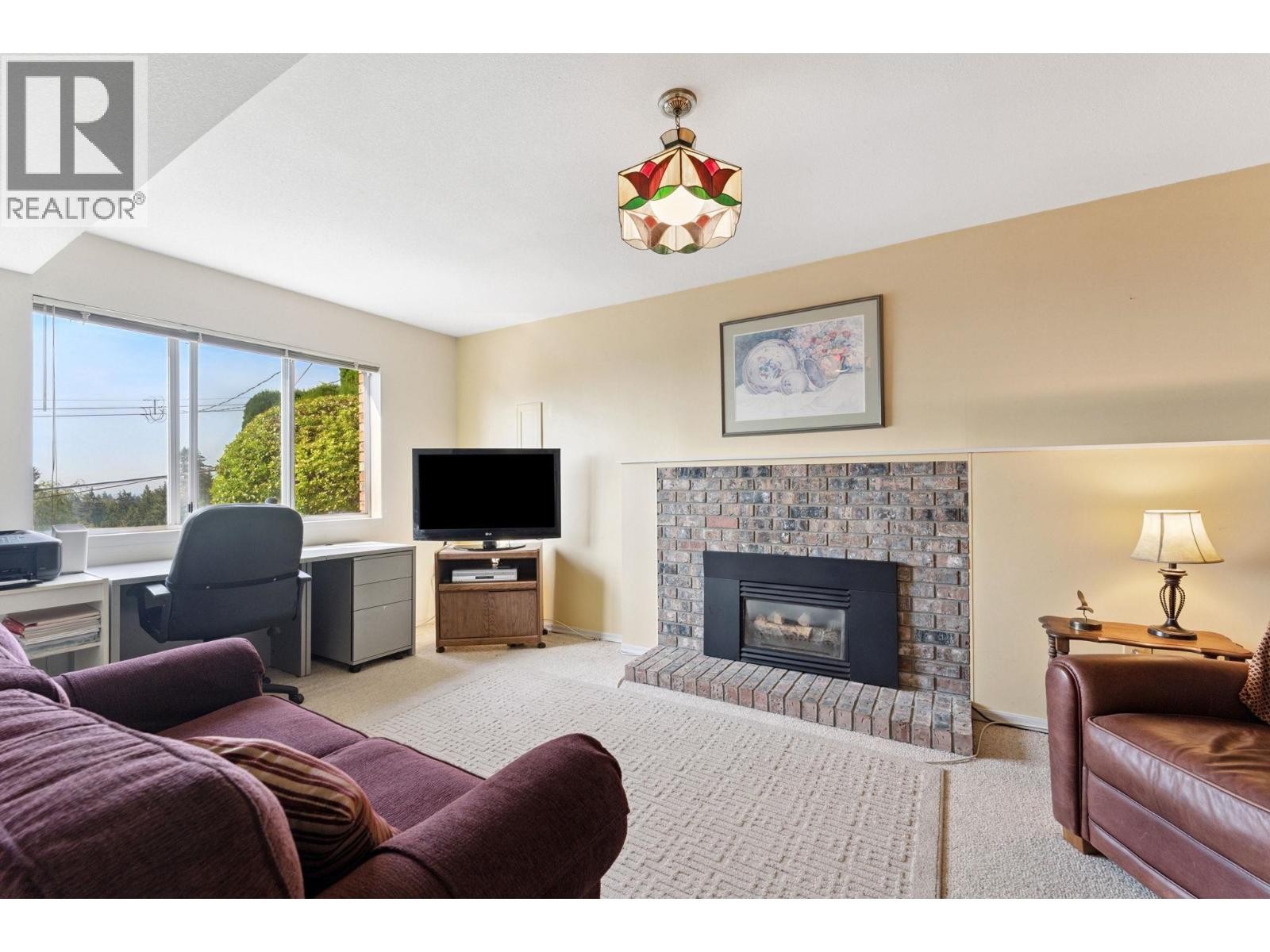 












1084 CHAMBERLAIN DRIVE

,
North Vancouver,




British Columbia
V7K1N9

