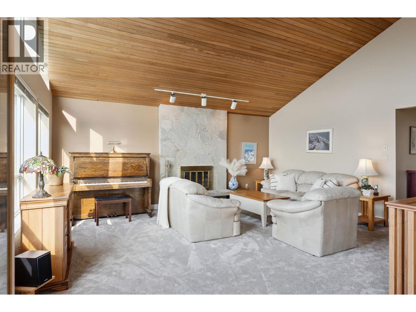 












1084 CHAMBERLAIN DRIVE

,
North Vancouver,




British Columbia
V7K1N9

