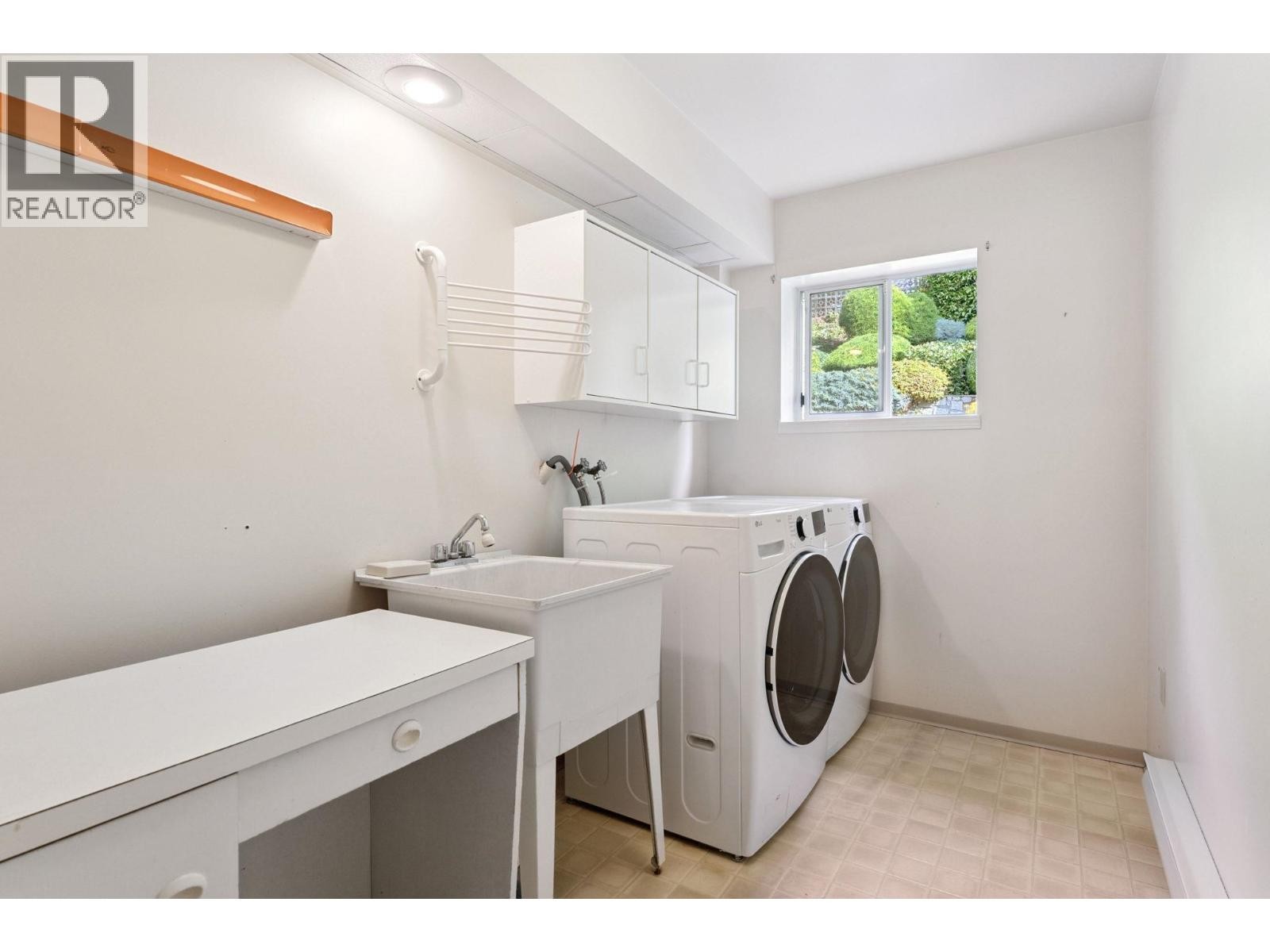 












1084 CHAMBERLAIN DRIVE

,
North Vancouver,




British Columbia
V7K1N9

