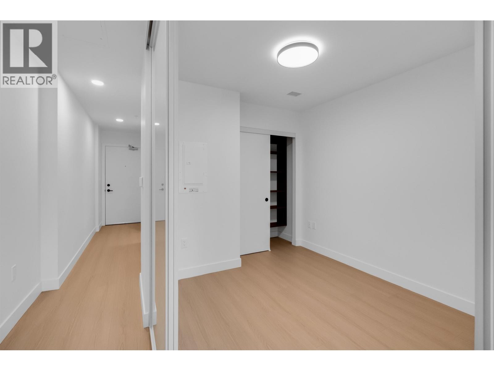 












2xx 422 E 3RD STREET

,
North Vancouver,




British Columbia
V7L1G2

