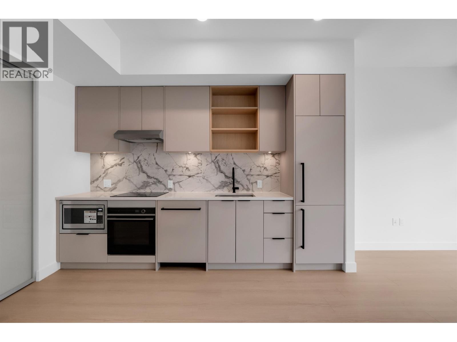 












2xx 422 E 3RD STREET

,
North Vancouver,




British Columbia
V7L1G2

