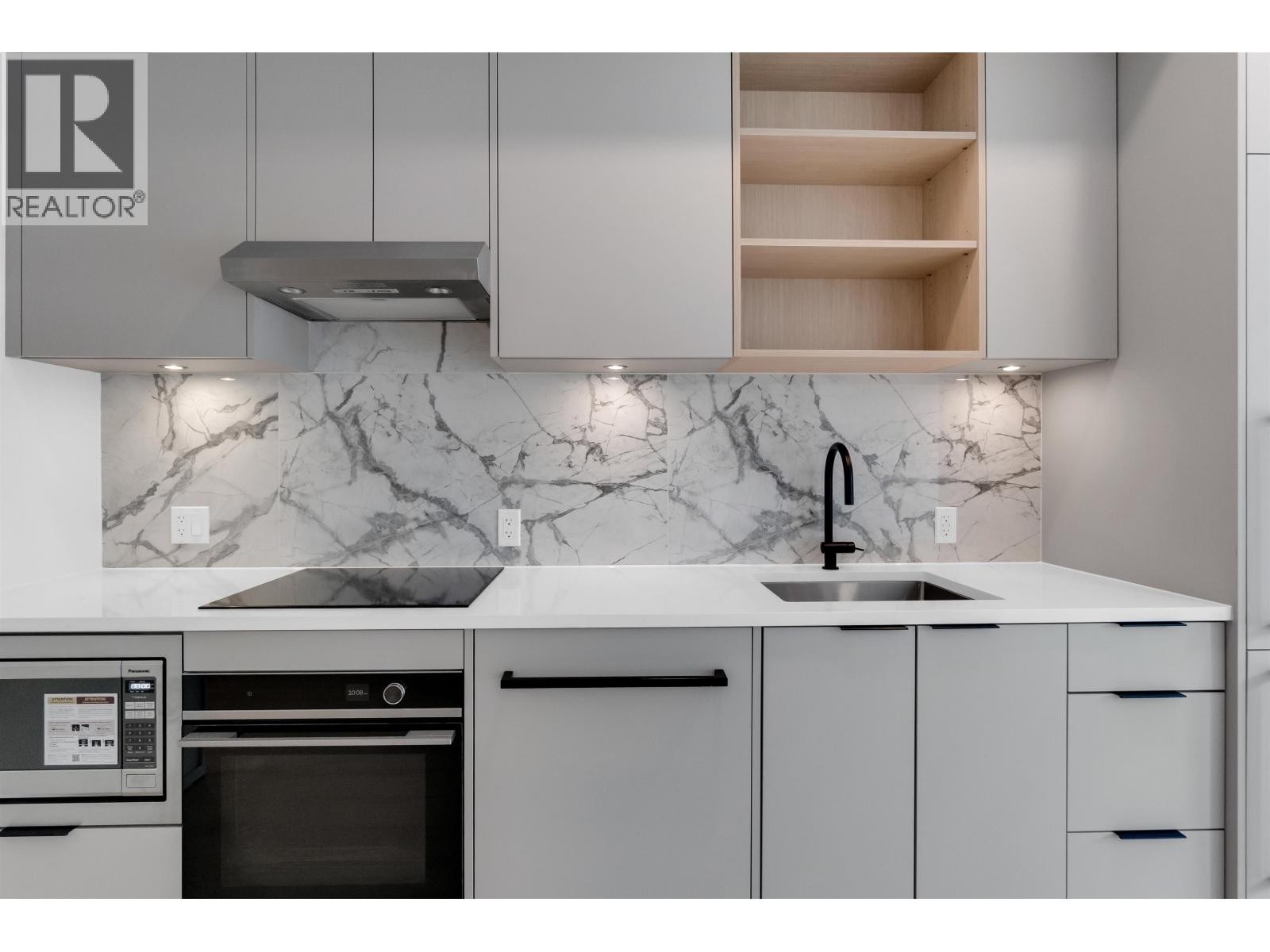 












2xx 422 E 3RD STREET

,
North Vancouver,




British Columbia
V7L1G2

