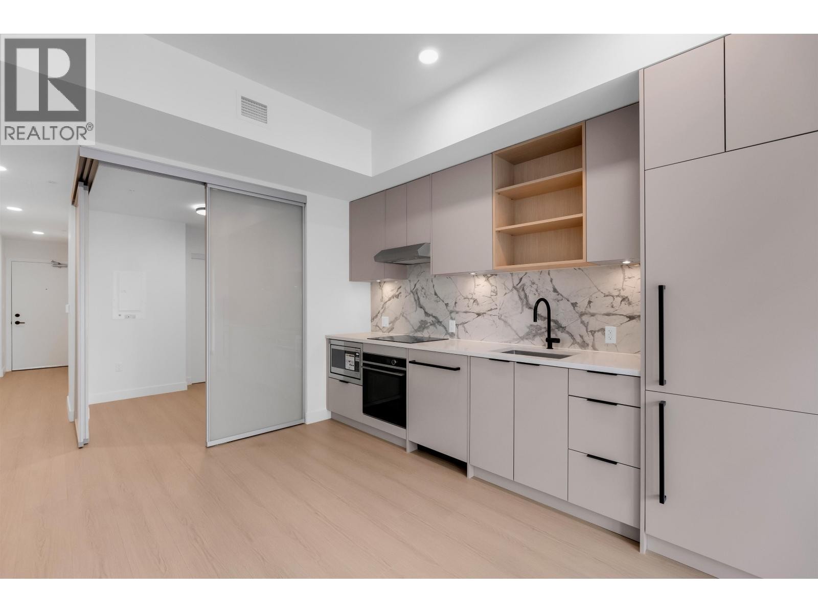 












2xx 422 E 3RD STREET

,
North Vancouver,




British Columbia
V7L1G2

