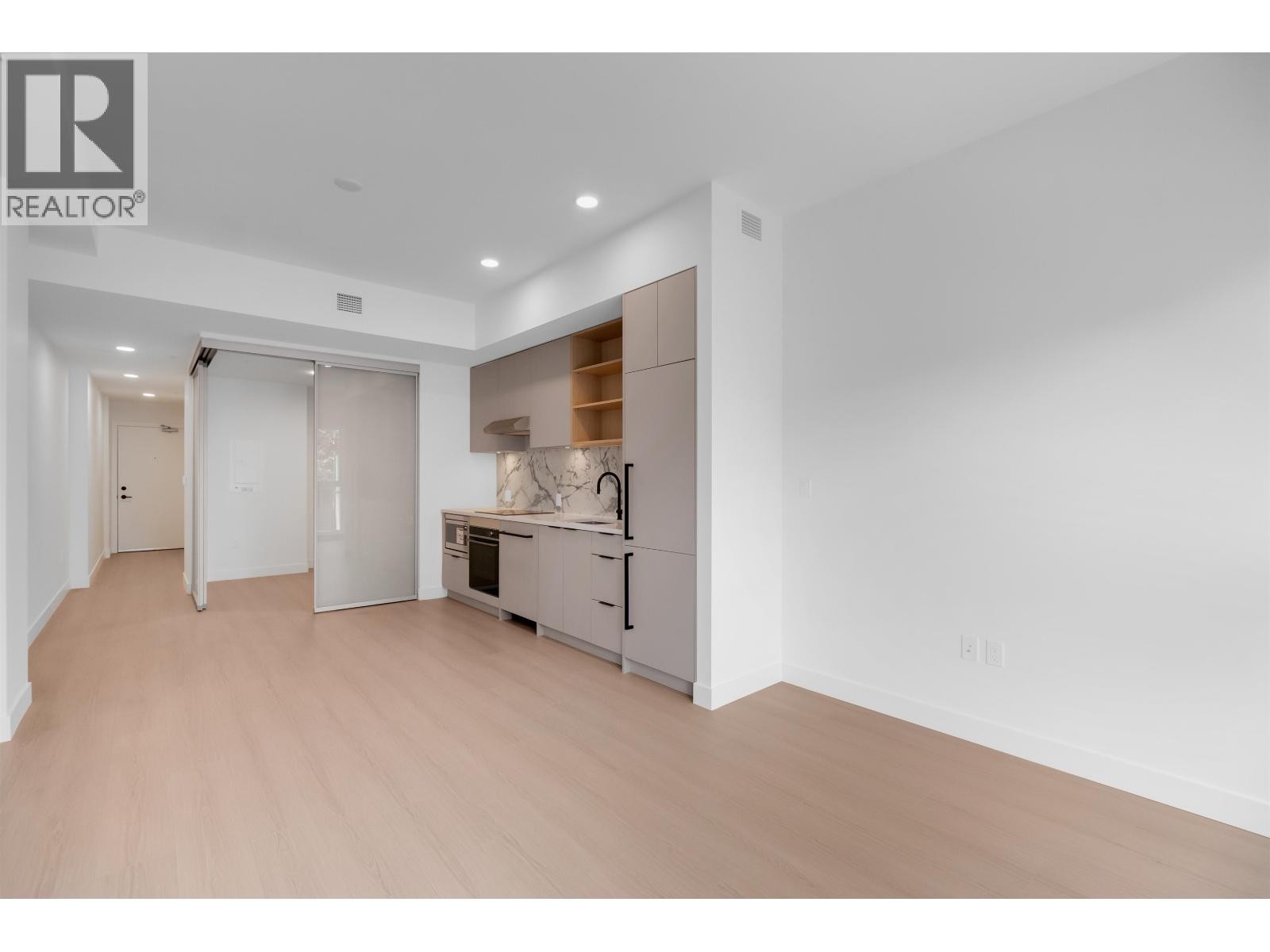 












2xx 422 E 3RD STREET

,
North Vancouver,




British Columbia
V7L1G2

