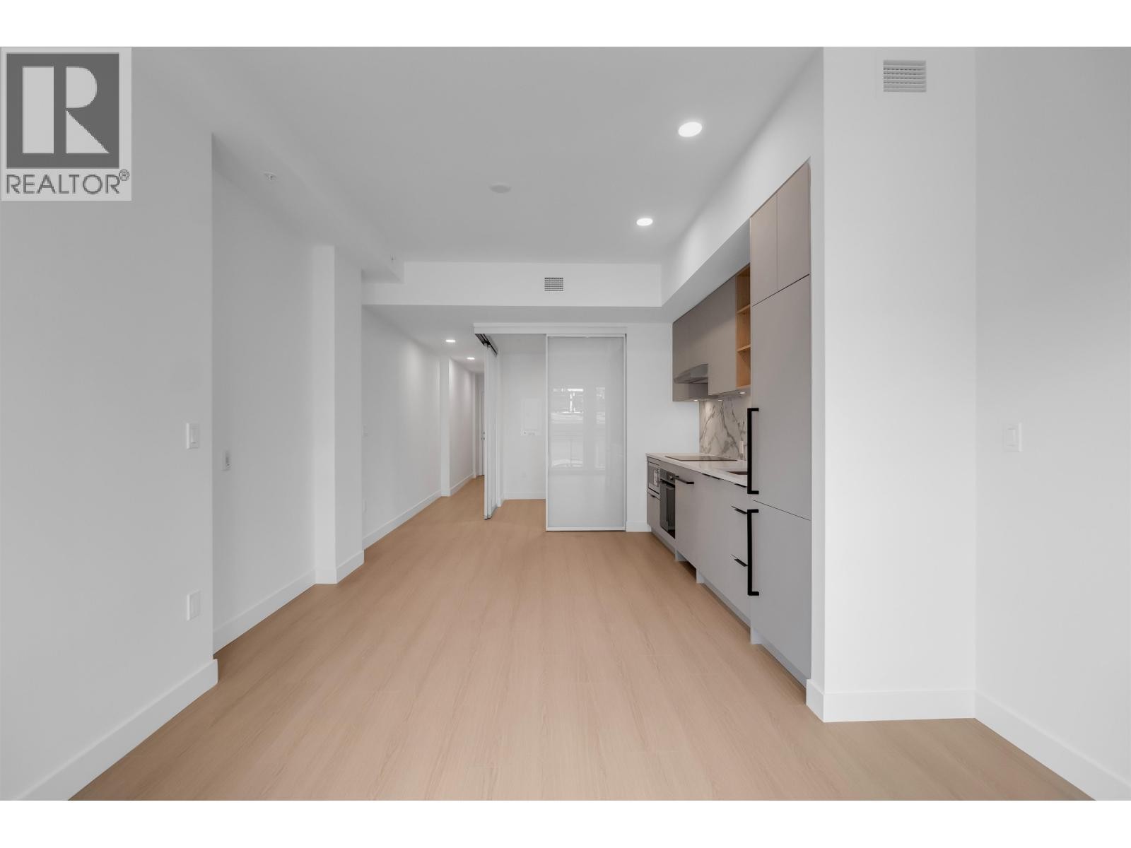 












2xx 422 E 3RD STREET

,
North Vancouver,




British Columbia
V7L1G2

