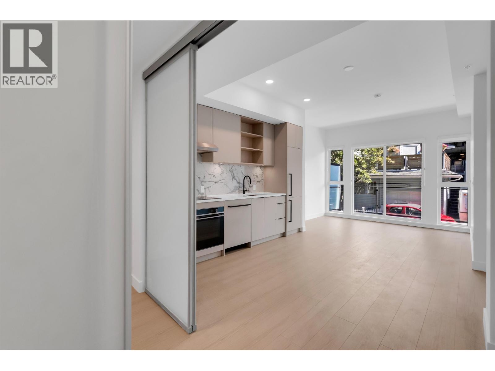 












2xx 422 E 3RD STREET

,
North Vancouver,




British Columbia
V7L1G2

