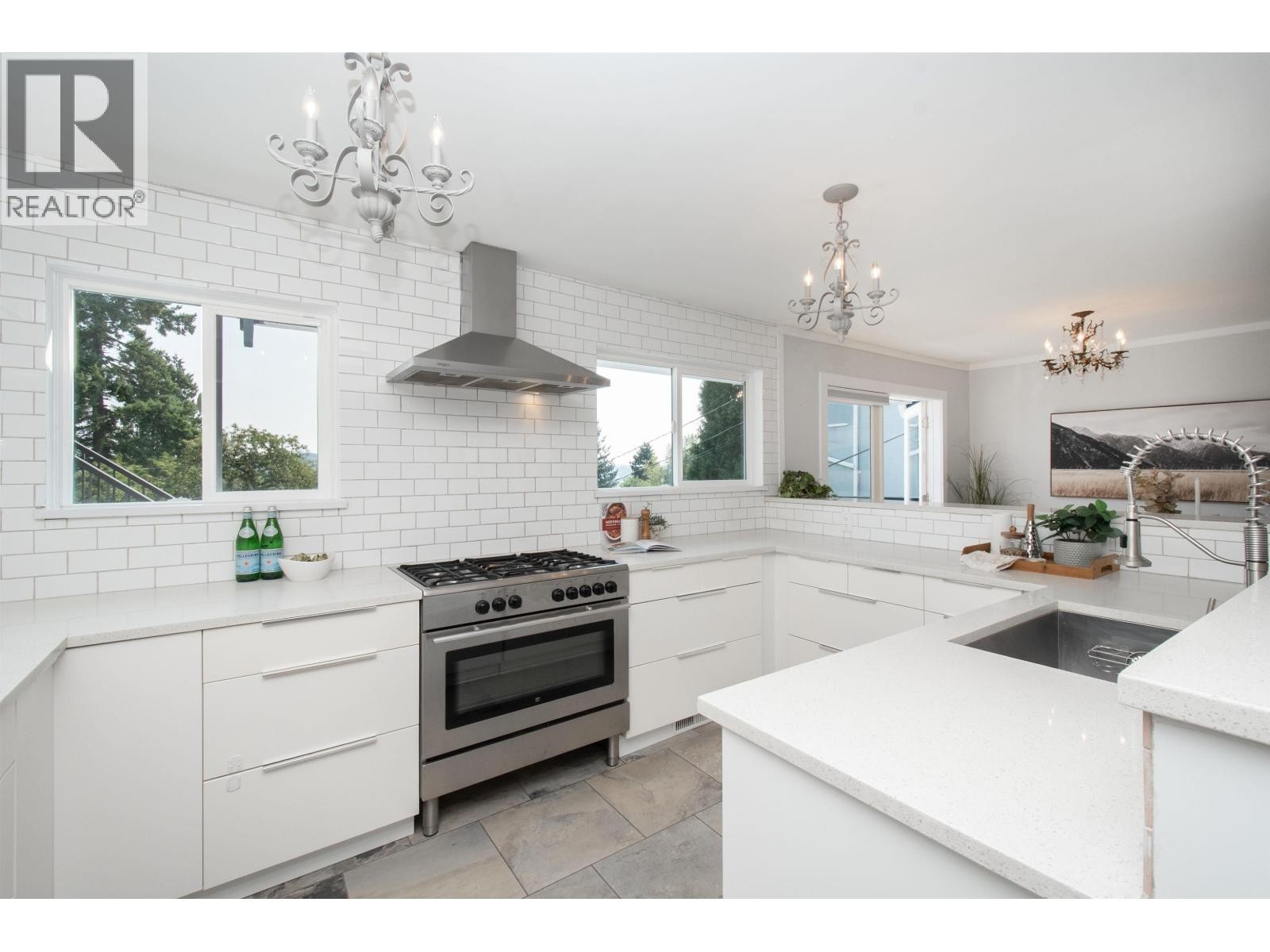 












1179 CLOVERLEY STREET

,
North Vancouver,




British Columbia
V7L1N7

