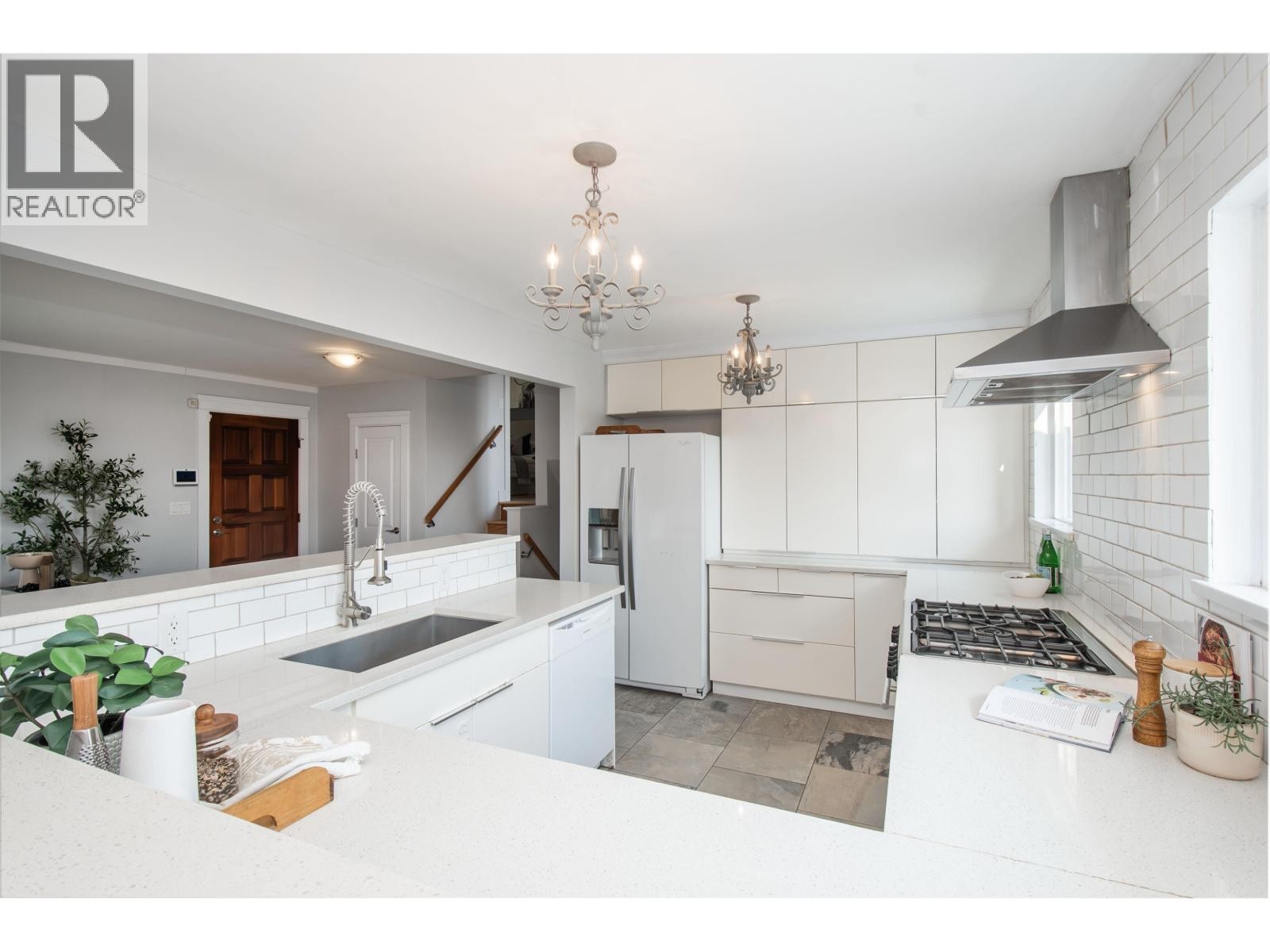 












1179 CLOVERLEY STREET

,
North Vancouver,




British Columbia
V7L1N7

