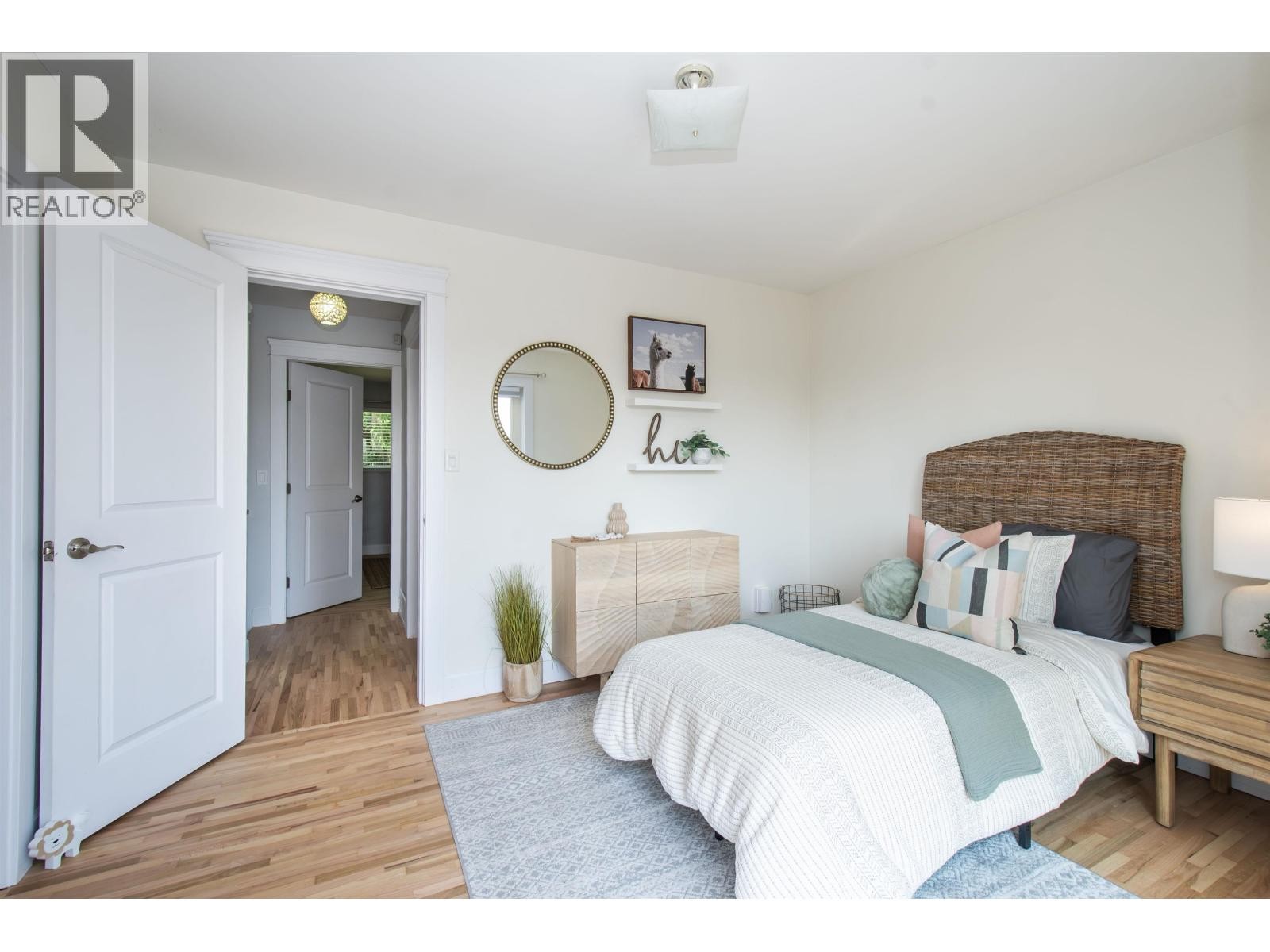 












1179 CLOVERLEY STREET

,
North Vancouver,




British Columbia
V7L1N7

