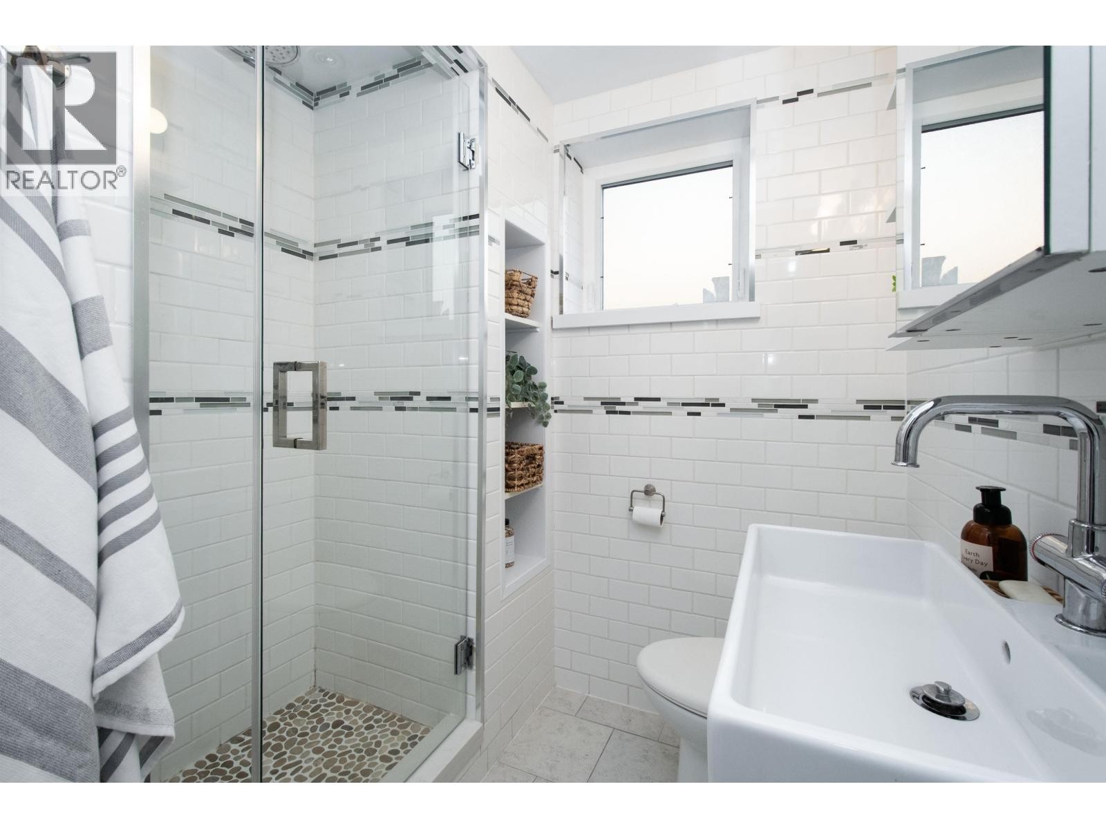 












1179 CLOVERLEY STREET

,
North Vancouver,




British Columbia
V7L1N7

