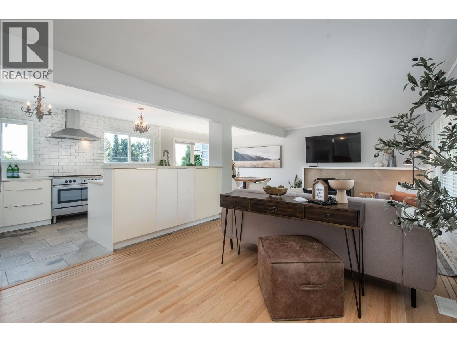 












1179 CLOVERLEY STREET

,
North Vancouver,




British Columbia
V7L1N7


