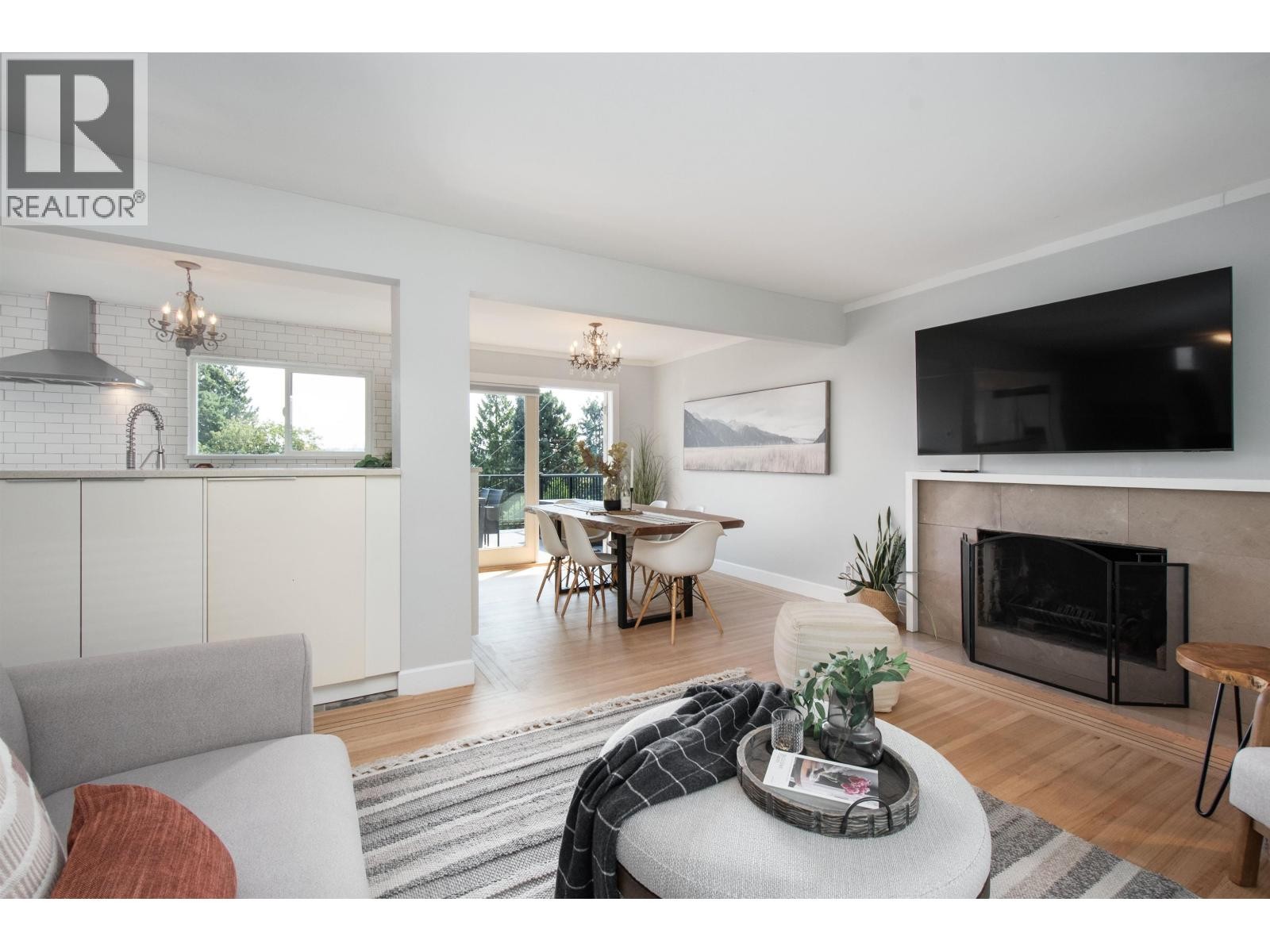 












1179 CLOVERLEY STREET

,
North Vancouver,




British Columbia
V7L1N7

