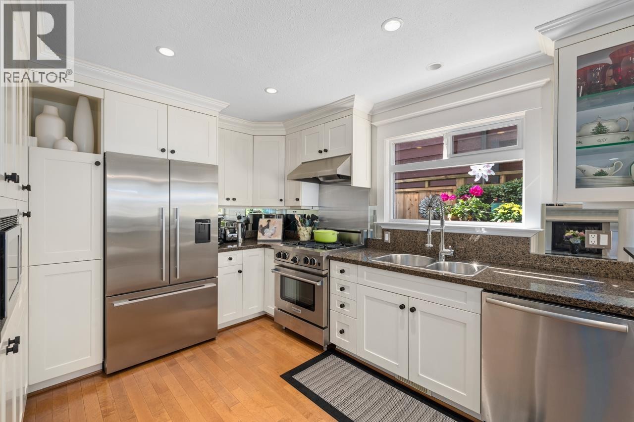 












849 RIVERSIDE DRIVE

,
North Vancouver,




British Columbia
V7H1V6

