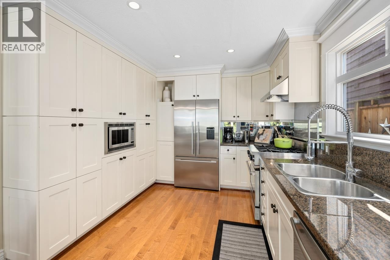 












849 RIVERSIDE DRIVE

,
North Vancouver,




British Columbia
V7H1V6

