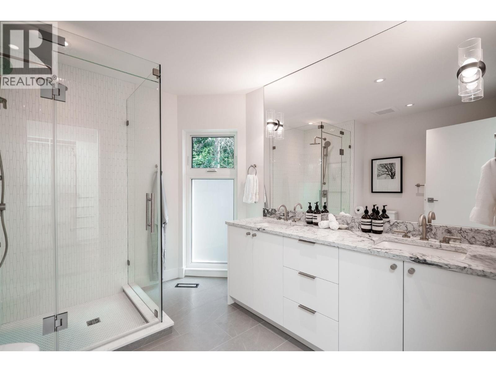 












5061 BEAR LANE

,
West Vancouver,




British Columbia
V7W1L2


