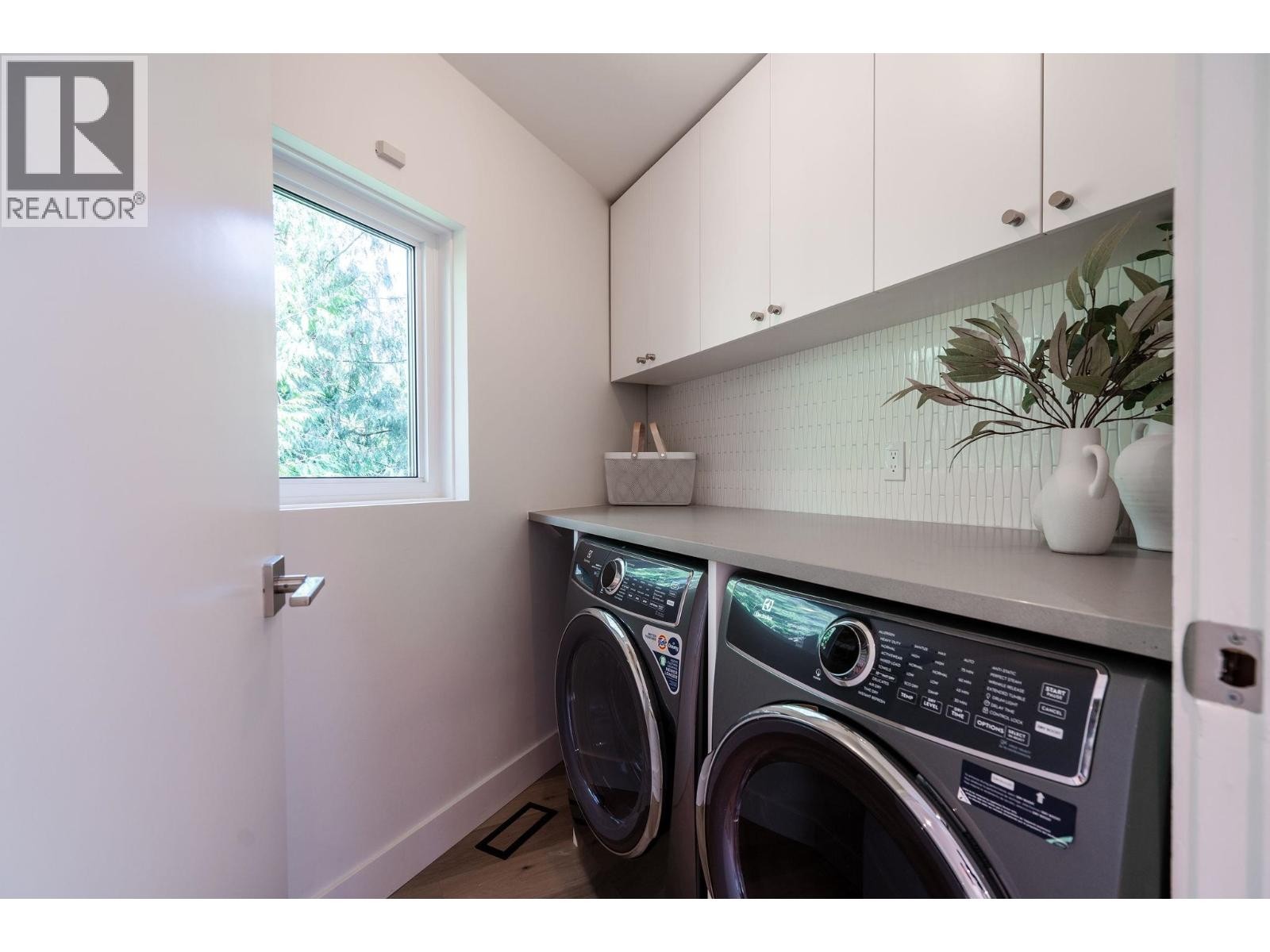 












5061 BEAR LANE

,
West Vancouver,




British Columbia
V7W1L2

