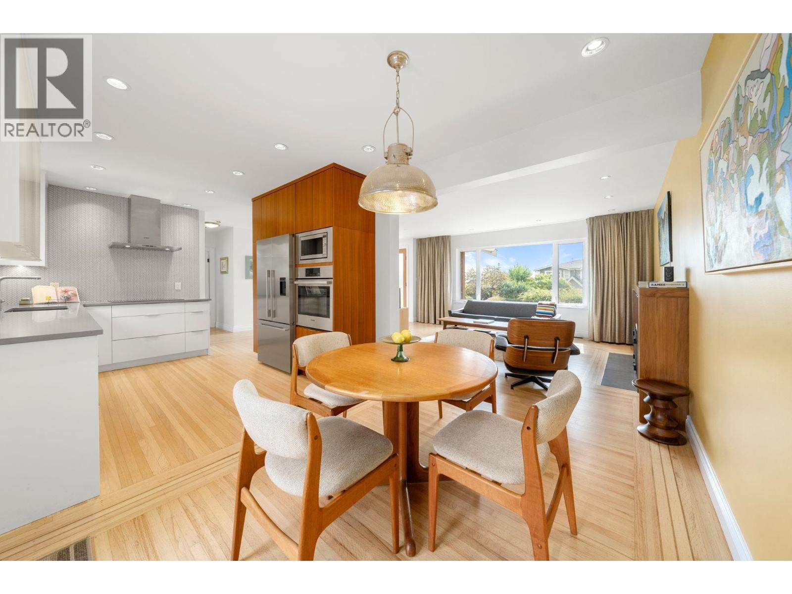 












728 E 6TH STREET

,
North Vancouver,




British Columbia
V7L1R6

