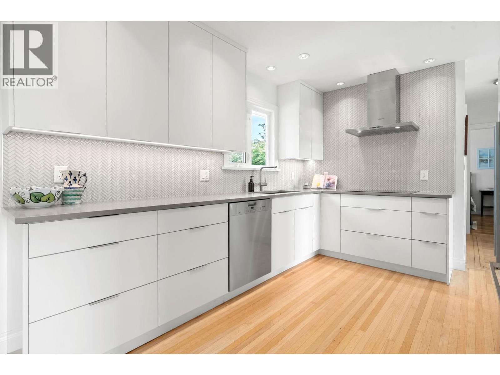 












728 E 6TH STREET

,
North Vancouver,




British Columbia
V7L1R6

