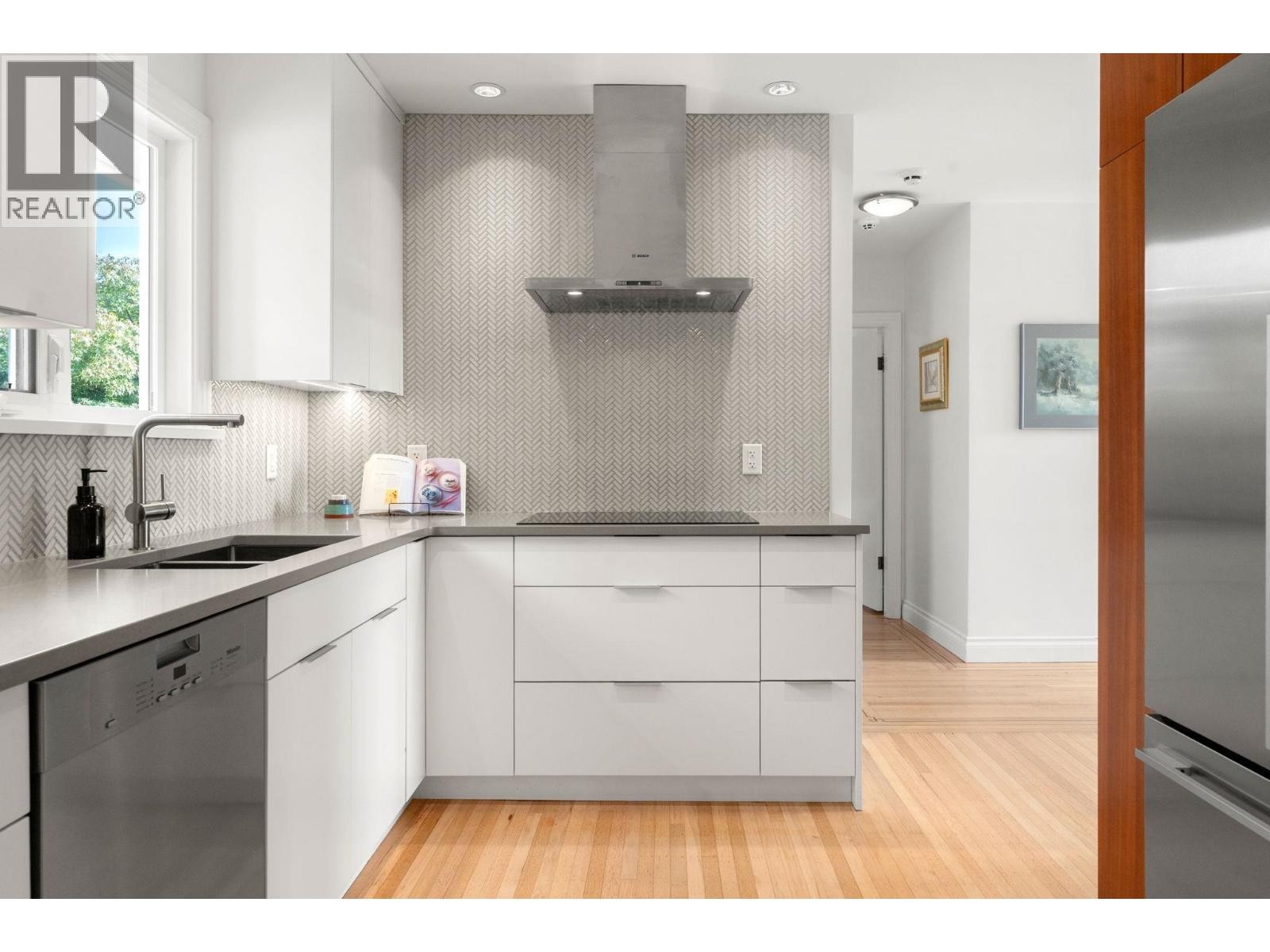 












728 E 6TH STREET

,
North Vancouver,




British Columbia
V7L1R6

