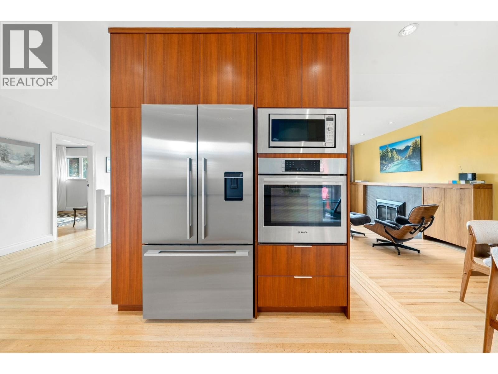 












728 E 6TH STREET

,
North Vancouver,




British Columbia
V7L1R6

