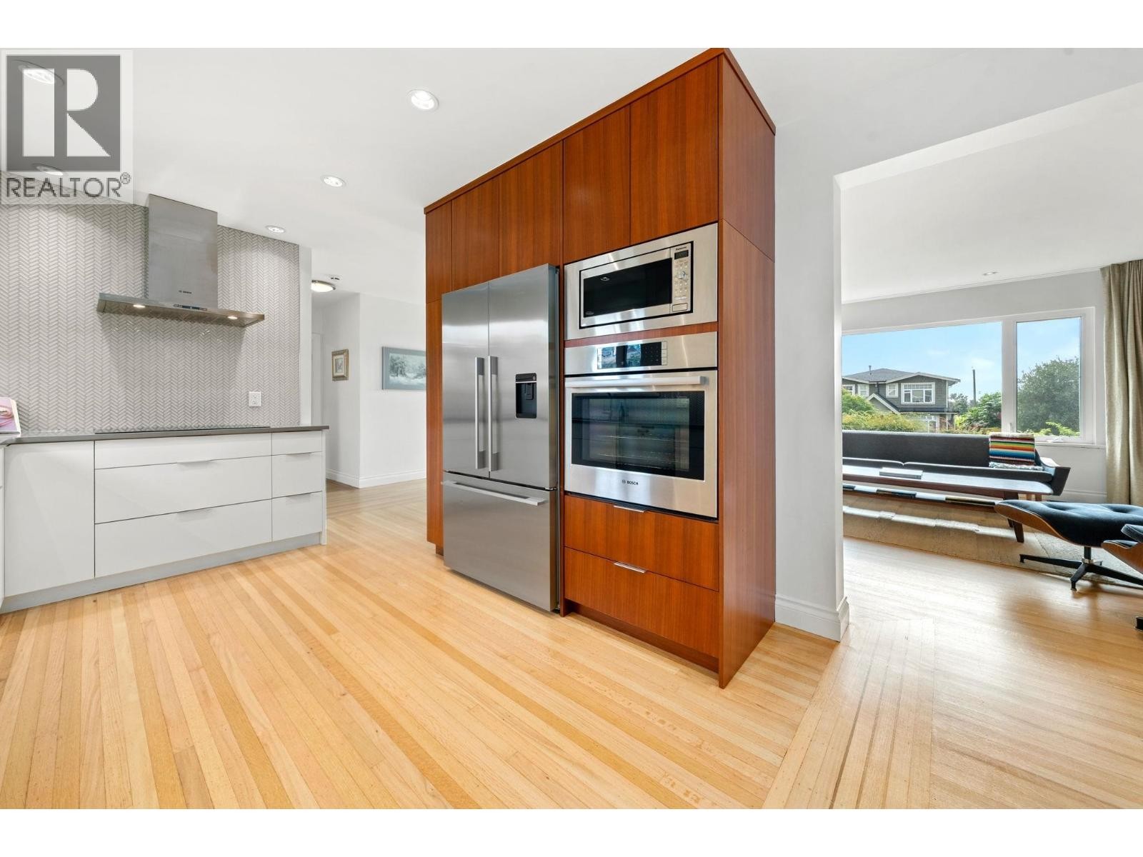 












728 E 6TH STREET

,
North Vancouver,




British Columbia
V7L1R6

