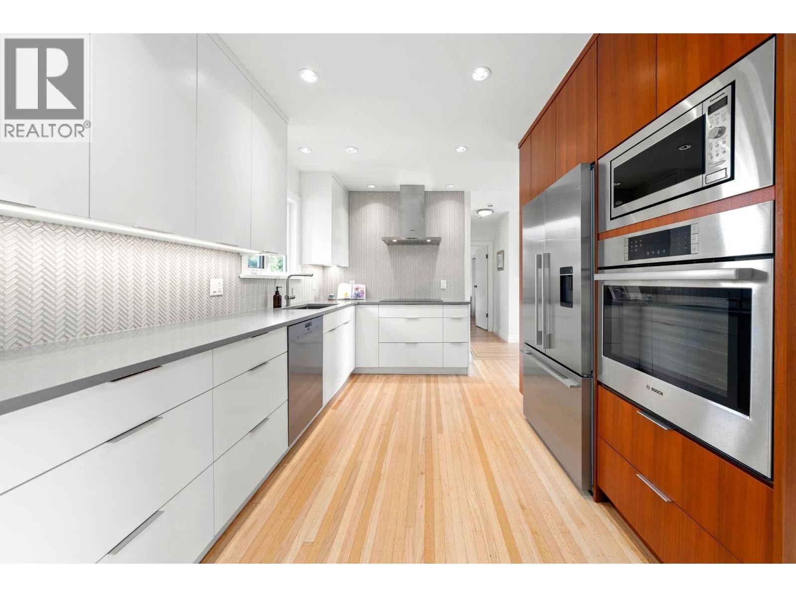 












728 E 6TH STREET

,
North Vancouver,




British Columbia
V7L1R6

