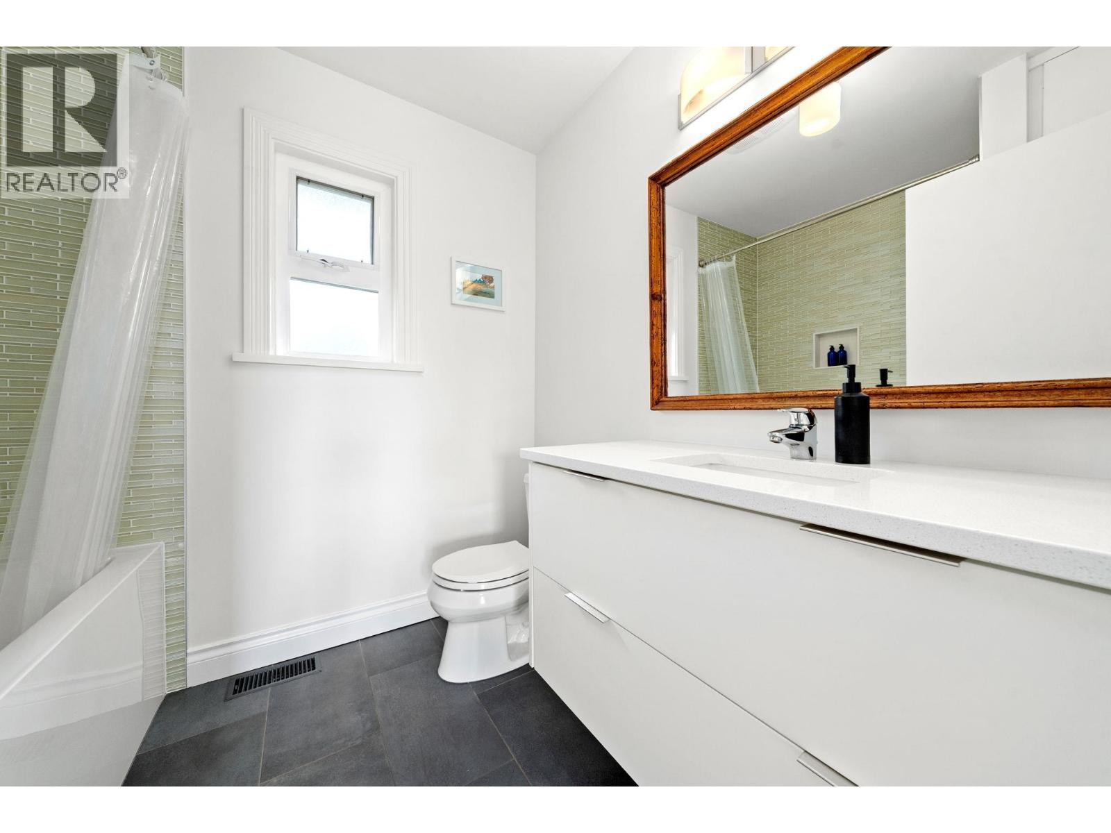 












728 E 6TH STREET

,
North Vancouver,




British Columbia
V7L1R6

