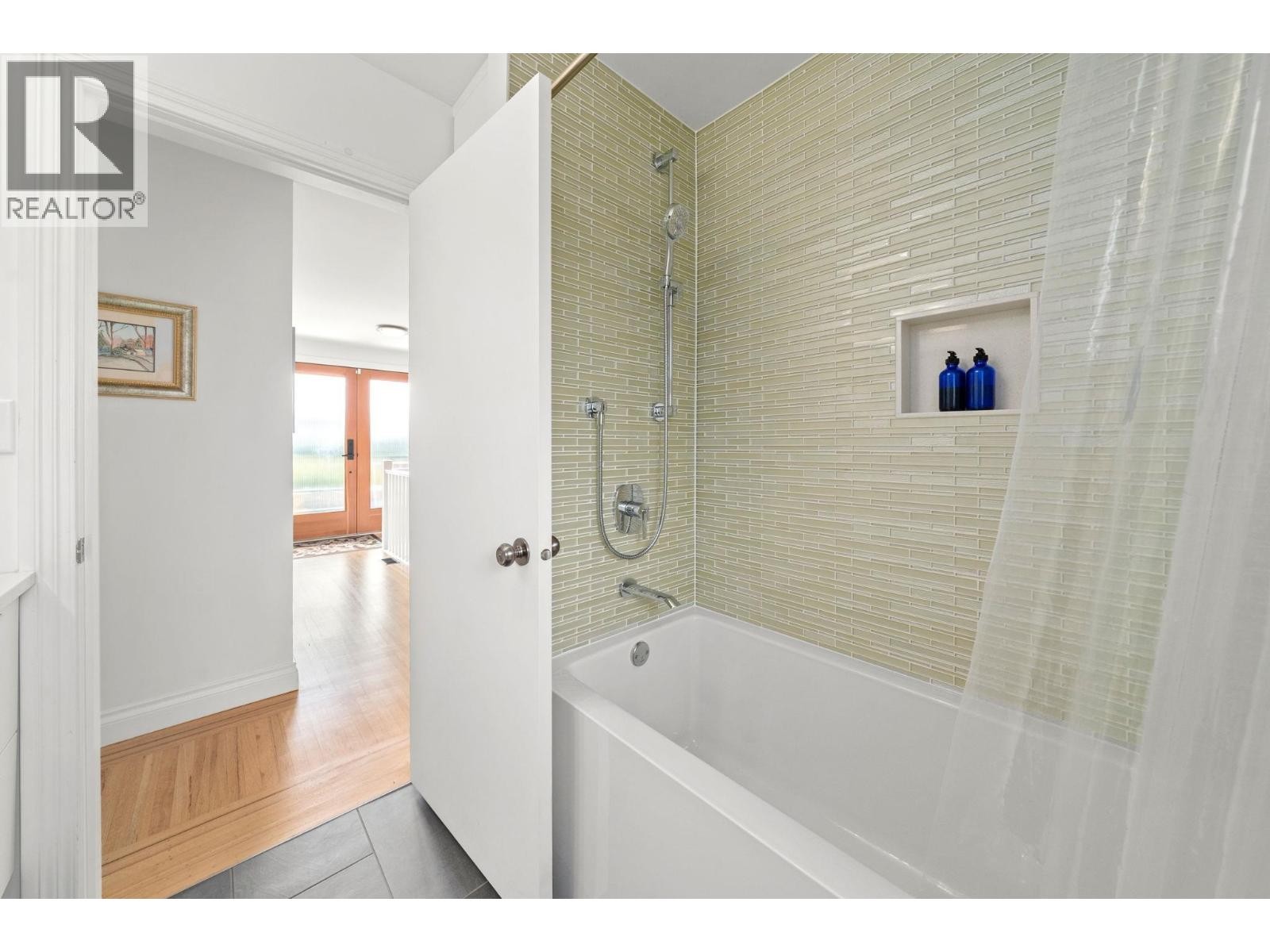 












728 E 6TH STREET

,
North Vancouver,




British Columbia
V7L1R6

