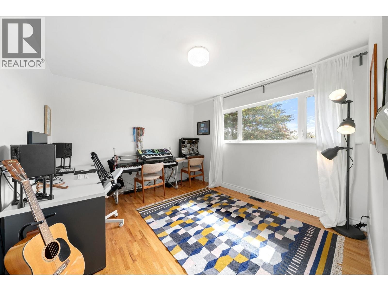 












728 E 6TH STREET

,
North Vancouver,




British Columbia
V7L1R6

