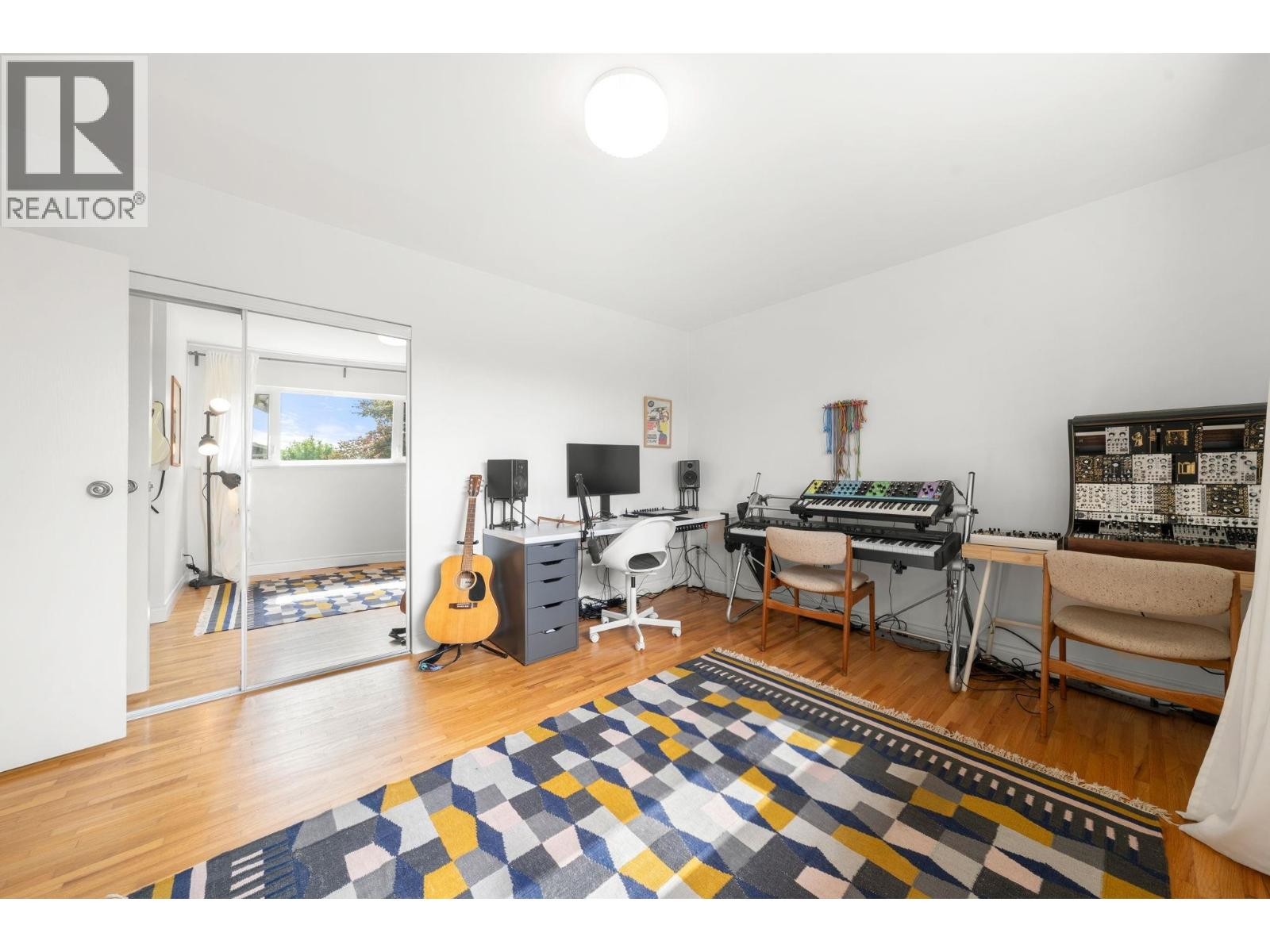 












728 E 6TH STREET

,
North Vancouver,




British Columbia
V7L1R6

