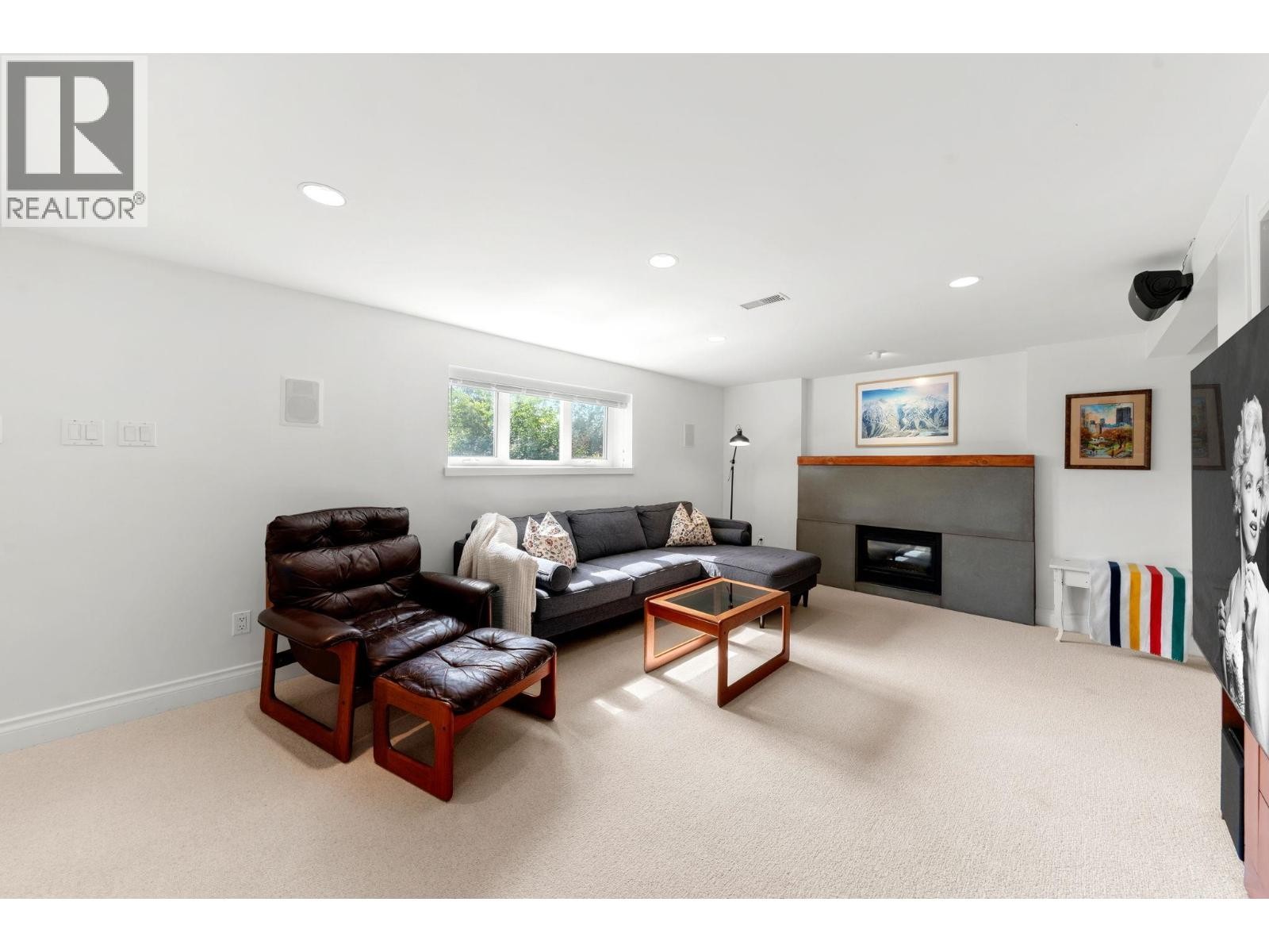 












728 E 6TH STREET

,
North Vancouver,




British Columbia
V7L1R6


