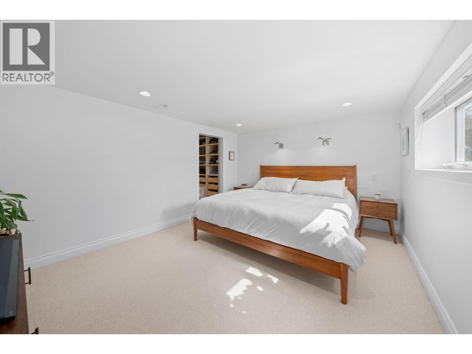 












728 E 6TH STREET

,
North Vancouver,




British Columbia
V7L1R6

