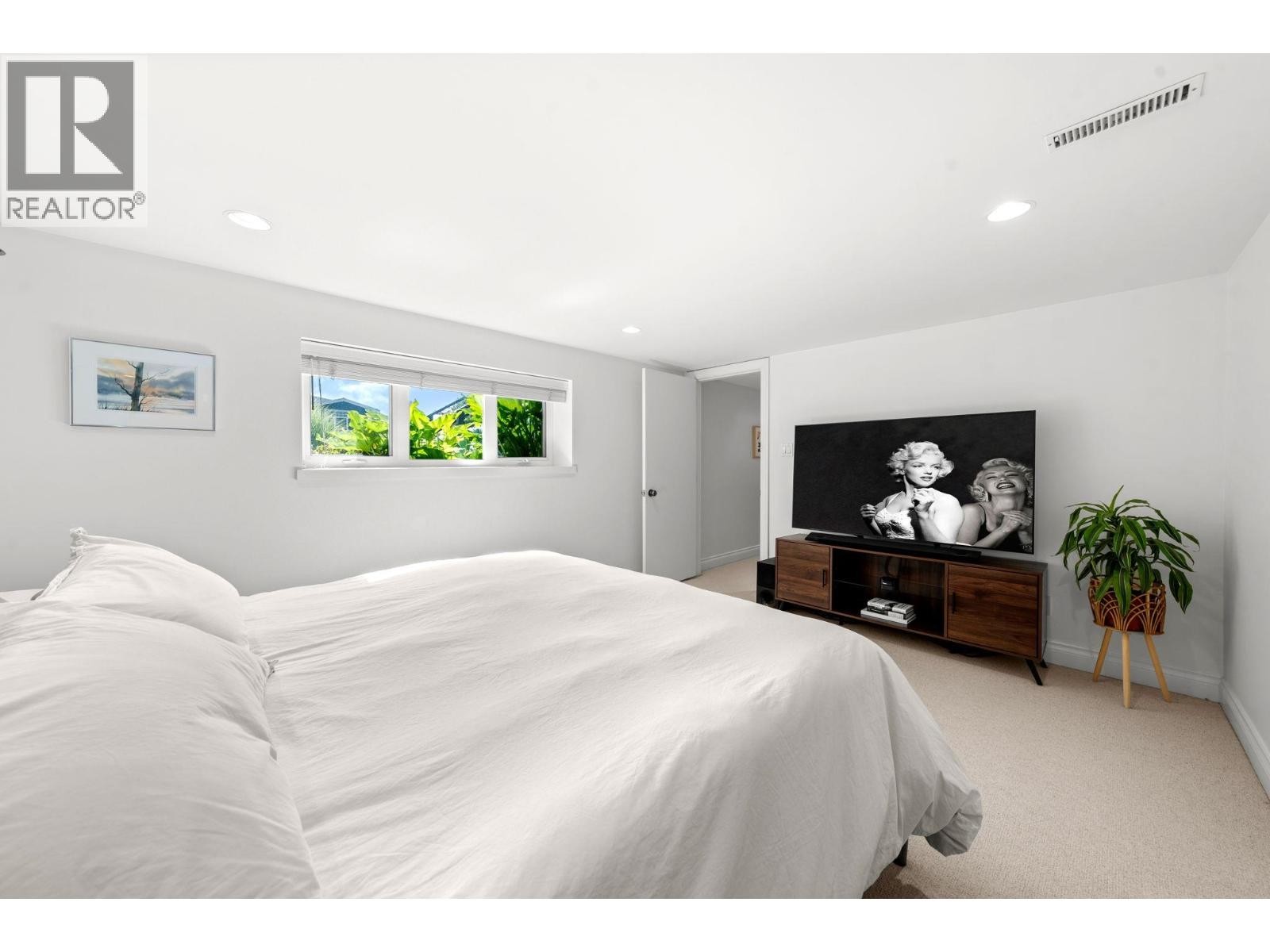 












728 E 6TH STREET

,
North Vancouver,




British Columbia
V7L1R6

