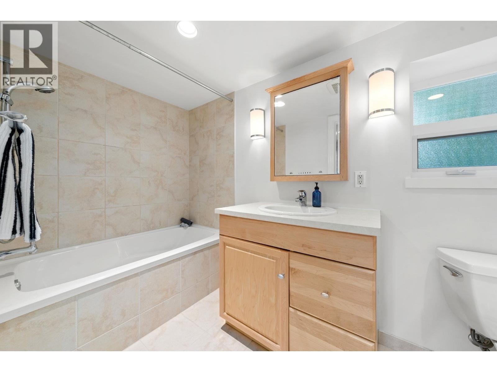 












728 E 6TH STREET

,
North Vancouver,




British Columbia
V7L1R6

