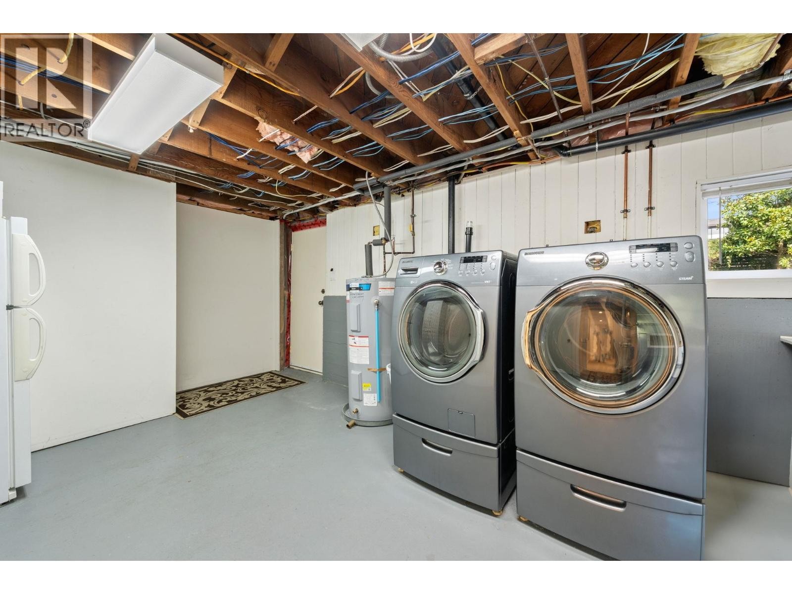 












728 E 6TH STREET

,
North Vancouver,




British Columbia
V7L1R6

