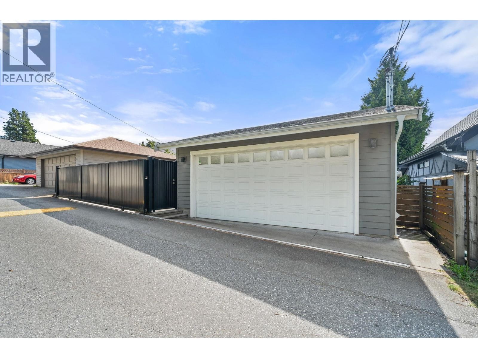 












728 E 6TH STREET

,
North Vancouver,




British Columbia
V7L1R6

