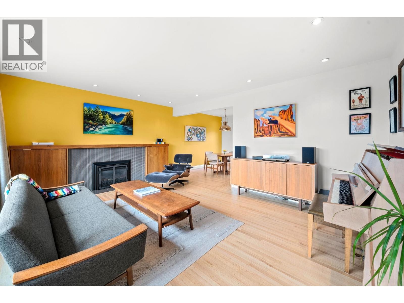 












728 E 6TH STREET

,
North Vancouver,




British Columbia
V7L1R6

