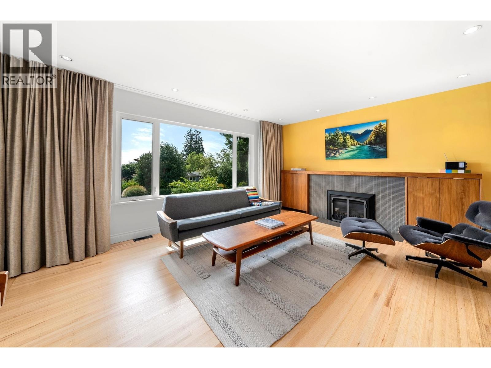 












728 E 6TH STREET

,
North Vancouver,




British Columbia
V7L1R6

