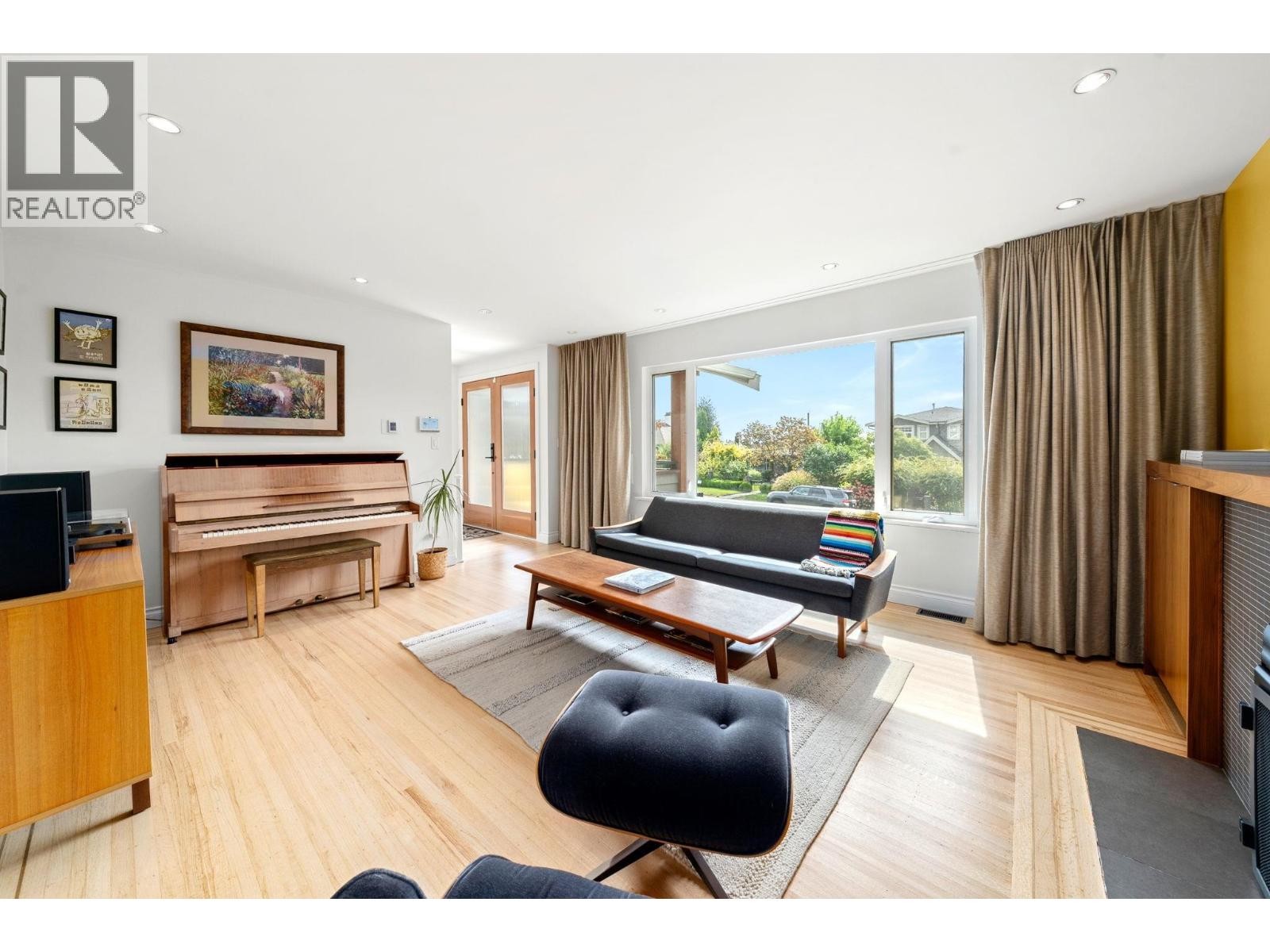 












728 E 6TH STREET

,
North Vancouver,




British Columbia
V7L1R6

