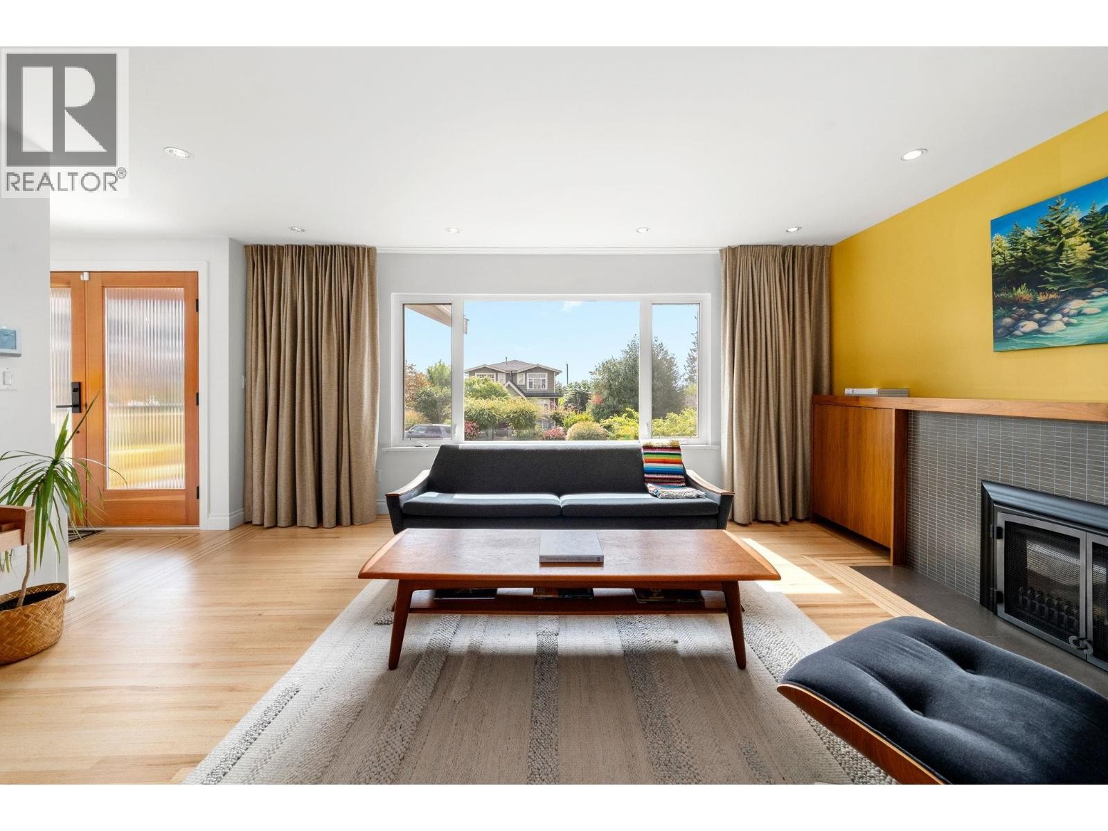 












728 E 6TH STREET

,
North Vancouver,




British Columbia
V7L1R6

