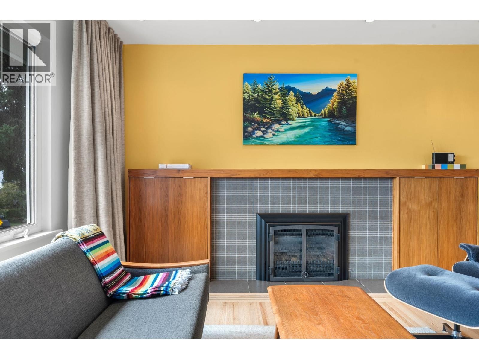 












728 E 6TH STREET

,
North Vancouver,




British Columbia
V7L1R6

