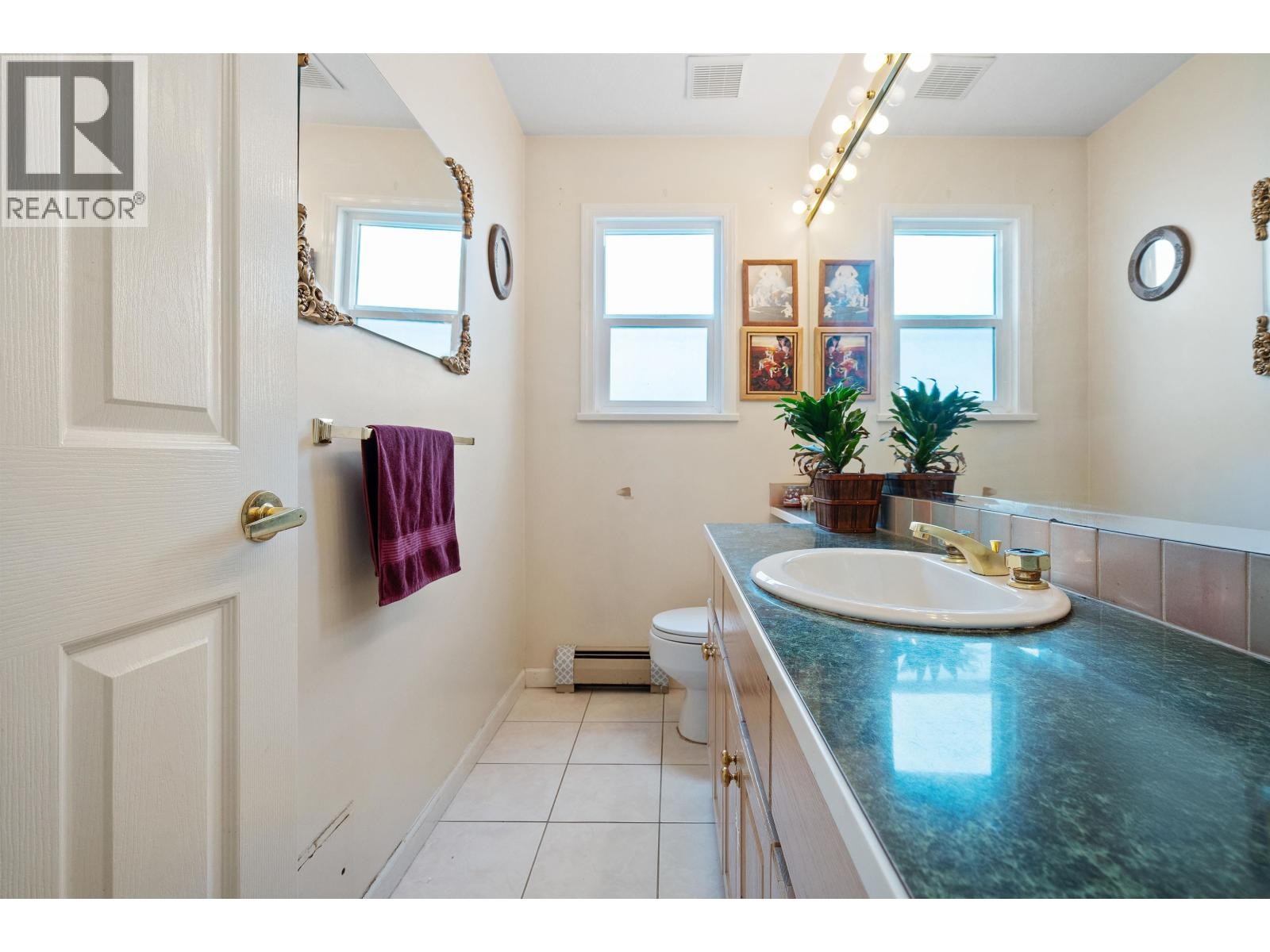 












4988 SHERBROOKE STREET

,
Vancouver,




British Columbia
V5W3M2

