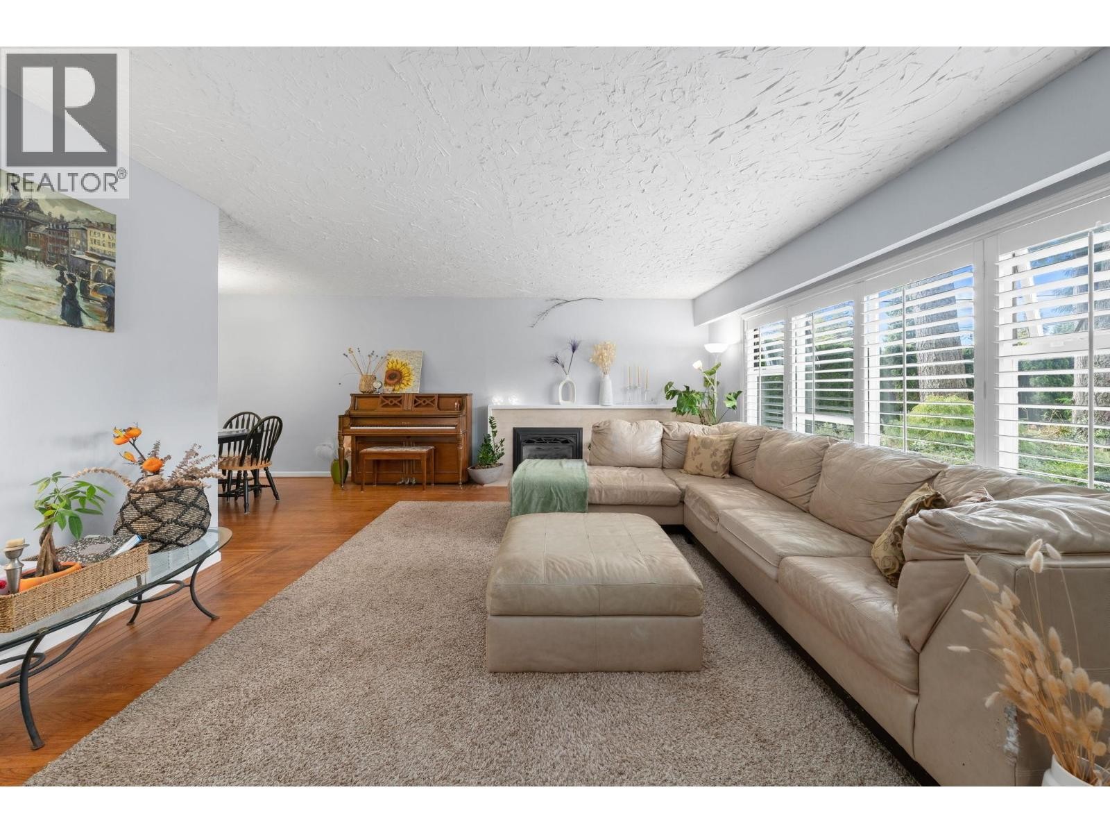 












3020 THORNCLIFFE DRIVE

,
North Vancouver,




British Columbia
V7R2T1

