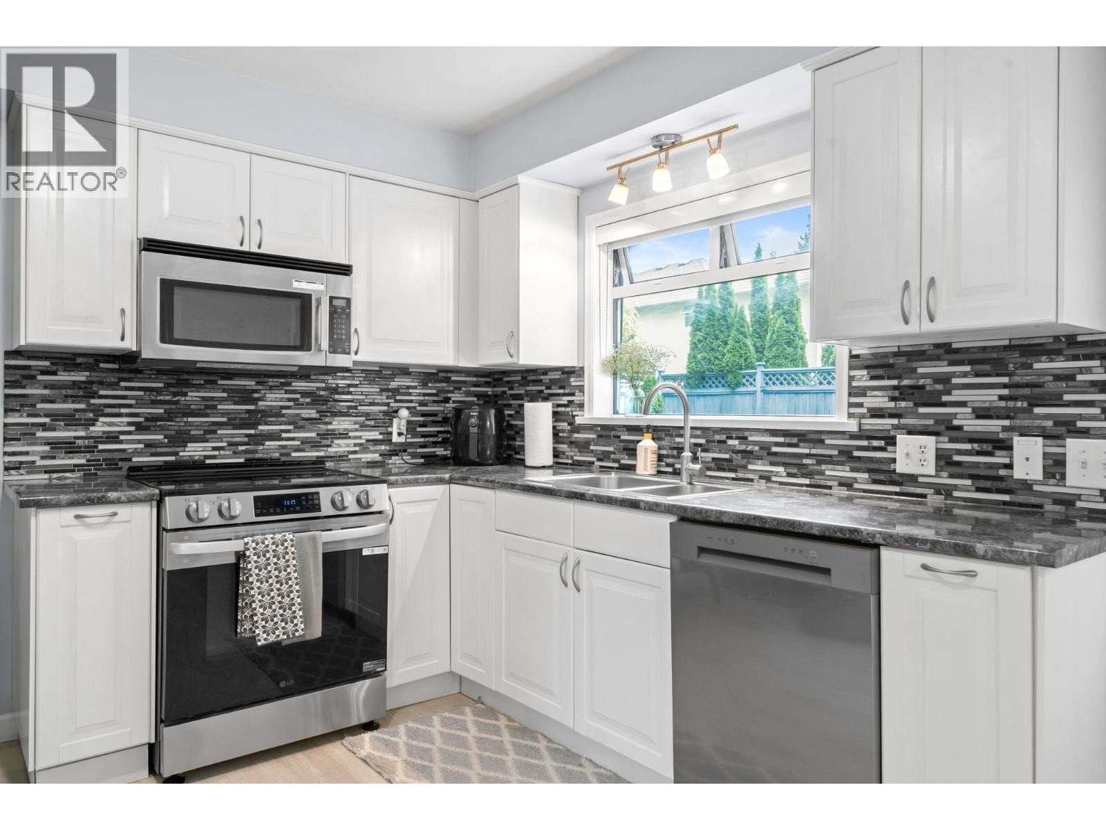 












3020 THORNCLIFFE DRIVE

,
North Vancouver,




British Columbia
V7R2T1

