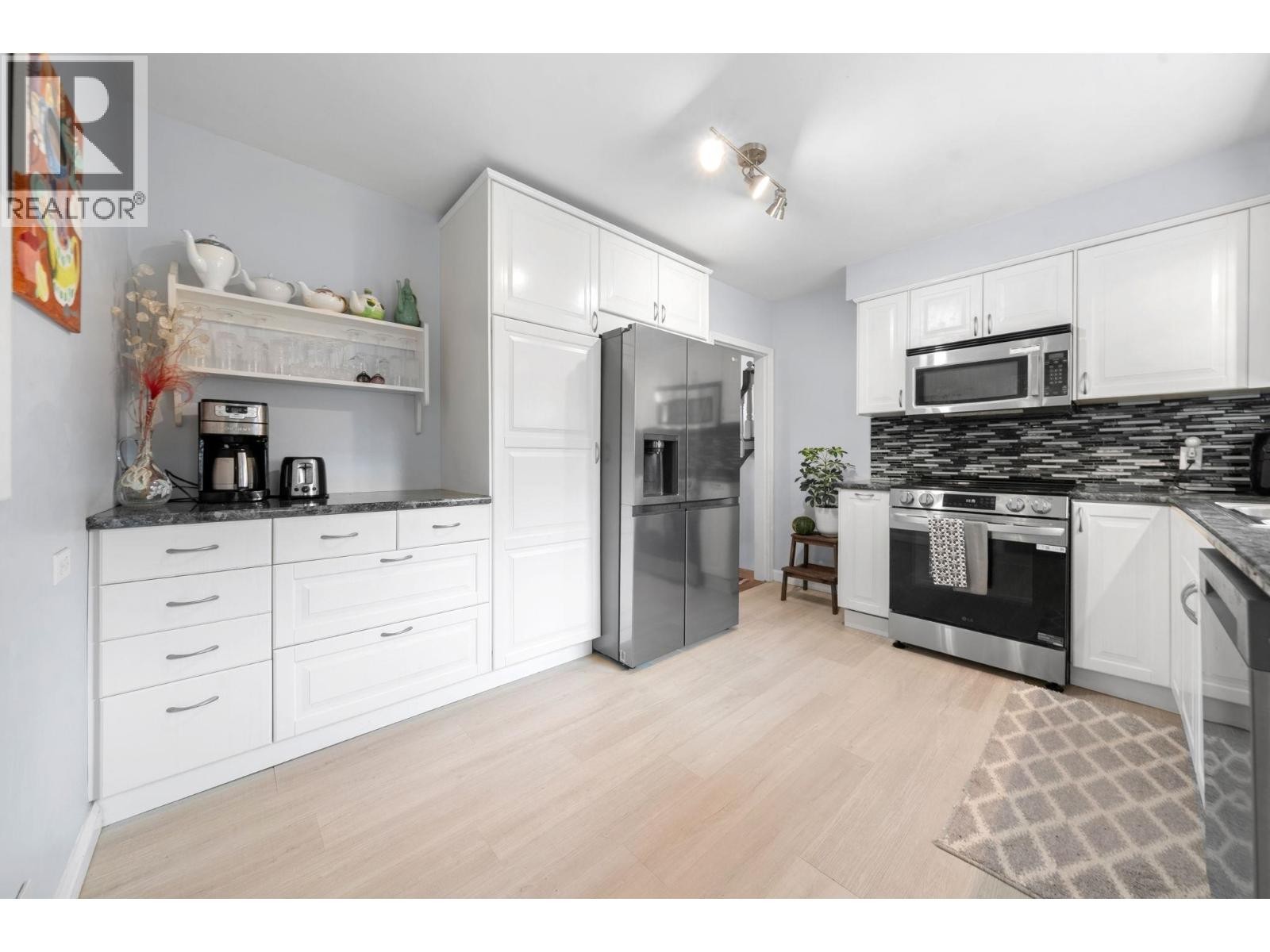 












3020 THORNCLIFFE DRIVE

,
North Vancouver,




British Columbia
V7R2T1

