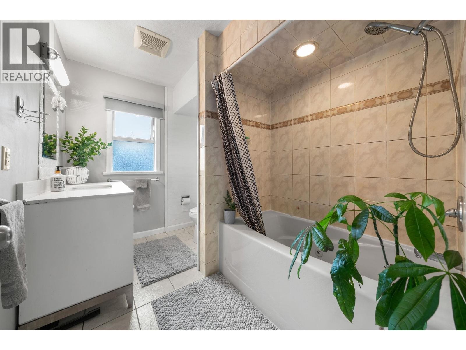 












3020 THORNCLIFFE DRIVE

,
North Vancouver,




British Columbia
V7R2T1

